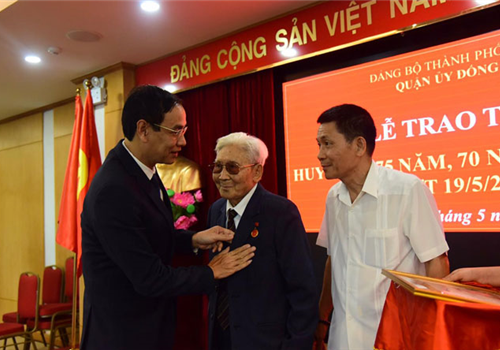 Chiều 14-5, Phó Bí thư Thành ủy Hà Nội Đào Đức Toàn dự và trao Huy hiệu 75 năm, 70 năm tuổi Đảng đợt 19-5-2020 cho các đảng viên lão thành thuộc Đảng bộ quận Đống Đa.