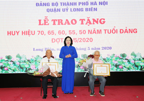 Sáng 15-5, Ủy viên Trung ương Đảng, Phó Bí thư Thường trực Thành ủy Ngô Thị Thanh Hằng dự và trao Huy hiệu 70 năm, 65 năm tuổi Đảng đợt 19-5-2020 cho các đảng viên thuộc Đảng bộ quận Long Biên.
