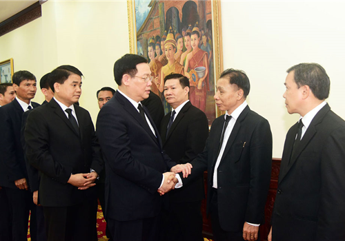Sáng 15-5, tại Đại sứ quán Lào tại Việt Nam, Đoàn đại biểu Thành ủy, HĐND, UBND, Ủy ban Mặt trận Tổ quốc (MTTQ) Việt Nam thành phố Hà Nội do đồng chí Vương Đình Huệ, Ủy viên Bộ Chính trị, Bí thư Thành ủy, Trưởng đoàn đại biểu Quốc hội thành phố Hà Nội dẫn đầu đã tới viếng và viết sổ tang chia buồn sâu sắc tới Trung ương Đảng Nhân dân Cách mạng Lào, Chính phủ nước Cộng hòa Dân chủ Nhân dân Lào, Mặt trận Lào Xây dựng đất nước và nhân dân Lào anh em về việc đồng chí Đại tướng Sisavath Keobounphanh, nguyên Ủy viên Bộ Chính trị, nguyên Thủ tướng Chính phủ, nguyên Chủ tịch Ủy ban Trung ương Mặt trận Lào Xây dựng đất nước từ trần. Cùng tham gia Đoàn có Ủy viên Trung ương Đảng, Phó Bí thư Thành ủy, Chủ tịch UBND thành phố Nguyễn Đức Chung.
