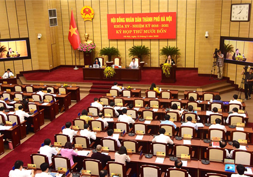 Sáng 15-5, HĐND thành phố Hà Nội khóa XV đã tổ chức Kỳ họp thứ mười bốn (kỳ họp không thường kỳ) để xem xét, quyết định một số nội dung thuộc thẩm quyền. HĐND thành phố Hà Nội đã biểu quyết thông qua Nghị quyết về việc quy định một số cơ chế, nội dung, mức chi đặc thù trong phòng, chống dịch Covid-19 của thành phố Hà Nội; Nghị quyết phê duyệt chủ trương đầu tư, điều chỉnh chủ trương đầu tư một số dự án sử dụng vốn đầu tư công của thành phố Hà Nội; Nghị quyết về điều chỉnh kế hoạch đầu tư công trung hạn 5 năm 2016-2020 và kế hoạch đầu tư vốn ngân sách thành phố năm 2020 (đợt 1).
