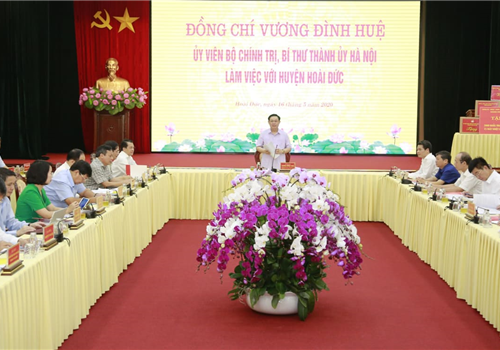 Sáng 16-5, đồng chí Vương Đình Huệ, Ủy viên Bộ Chính trị, Bí thư Thành ủy, Trưởng đoàn đại biểu Quốc hội thành phố Hà Nội làm việc với Ban Thường vụ Huyện ủy Hoài Đức về kết quả thực hiện nhiệm vụ chính trị thời gian qua, nhiệm vụ trọng tâm thời gian tới; công tác phát triển kinh tế sau dịch bệnh; công tác chỉ đạo Đại hội Đảng bộ các cấp, tiến tới Đại hội lần thứ XXIV Đảng bộ Huyện nhiệm kỳ 2020-2025.