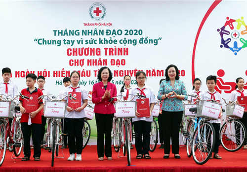 Sáng 16-5, tại Nhà văn hóa quận Bắc Từ Liêm, Hội Chữ thập đỏ thành phố Hà Nội tổ chức Chương trình Chợ nhân đạo và Ngày hội Hiến máu tình nguyện năm 2020, hưởng ứng Tháng Nhân đạo năm 2020 (diễn ra từ ngày 01-5 đến hết ngày 31-5). Đến dự, về phía Trung ương có các đồng chí: Trương Thị Mai, Ủy viên Bộ Chính trị, Bí thư Trung ương Đảng, Trưởng ban Dân vận trung ương; Nguyễn Phước Lộc, Phó Trưởng ban Dân vận Trung ương. Về phía thành phố Hà Nội, tham dự có các đồng chí: Ngô Thị Thanh Hằng, Ủy viên Trung ương Đảng, Phó Bí thư Thường trực Thành ủy, Chủ tịch danh dự Hội Chữ thập đỏ Thành phố.