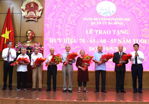 Chiều 16-5, Ủy viên Trung ương Đảng, Phó Bí thư Thành ủy, Chủ tịch UBND thành phố Hà Nội Nguyễn Đức Chung đã dự Lễ trao tặng Huy hiệu Đảng đợt 19-5 do Quận ủy Ba Đình tổ chức và trao Huy hiệu 70 năm tuổi Đảng cho các đảng viên lão thành.
