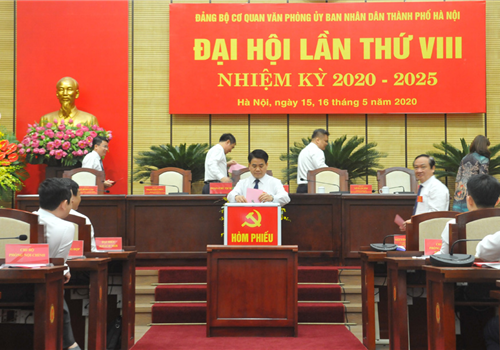Sáng 16-5, Ủy viên Trung ương Đảng, Phó Bí thư Thành ủy, Chủ tịch UBND thành phố Hà Nội Nguyễn Đức Chung đã dự Đại hội Đảng bộ Cơ quan Văn phòng UBND thành phố Hà Nội lần thứ VIII, nhiệm kỳ 2020-2025.