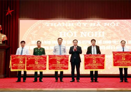 Sáng 19-5, Thành ủy Hà Nội tổ chức Hội nghị sơ kết 4 năm thực hiện Chỉ thị số 05-CT/TƯ ngày 15-5-2016 của Bộ Chính trị (khóa XII) về "Đẩy mạnh học tập và làm theo tư tưởng, đạo đức, phong cách Hồ Chí Minh" và biểu dương, khen thưởng các tổ chức Đảng, đảng viên tiêu biểu 5 năm (2015-2019). Đồng chí Vương Đình Huệ, Ủy viên Bộ Chính trị, Bí thư Thành ủy, Trưởng đoàn đại biểu Quốc hội thành phố Hà Nội chủ trì Hội nghị. Dự Hội nghị có Ủy viên Trung ương Đảng, Phó Trưởng ban Thường trực Ban Tổ chức Trung ương Nguyễn Thanh Bình. Đại biểu thành phố Hà Nội có Ủy viên Trung ương Đảng, Phó Bí thư Thường trực Thành ủy Ngô Thị Thanh Hằng; Phó Bí thư Thành ủy Đào Đức Toàn.