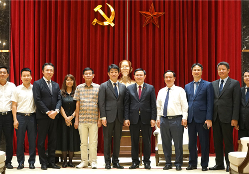 Chiều 19-5, tại trụ sở Thành ủy, Ủy viên Bộ Chính trị, Bí thư Thành ủy, Trưởng đoàn đại biểu Quốc hội thành phố Hà Nội Vương Đình Huệ đã có buổi tiếp Tổng Giám đốc Công ty TNHH AEONMall Việt Nam Tetsuyuki Nakagawa tới chào xã giao. Cùng dự có Phó Chủ tịch UBND Thành phố Nguyễn Thế Hùng.  