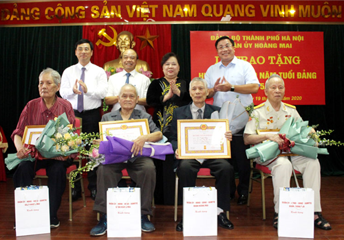Chiều 19-5, Phó Bí thư Thành ủy, Chủ tịch HĐND thành phố Hà Nội Nguyễn Thị Bích Ngọc đã trao Huy hiệu Đảng đợt 19-5 cho các đảng viên 75 năm, 70 năm tuổi Đảng tại quận Hoàng Mai.