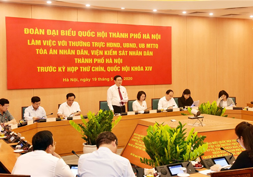 Chiều 19-5, đồng chí Vương Đình Huệ, Ủy viên Bộ Chính trị, Bí thư Thành ủy, Trưởng đoàn đại biểu Quốc hội thành phố Hà Nội chủ trì buổi làm việc giữa Đoàn đại biểu Quốc hội thành phố với Thường trực HĐND, UBND, Ủy ban Mặt trận Tổ quốc Việt Nam Thành phố; lãnh đạo Tòa án nhân dân Thành phố, Viện Kiểm sát nhân dân Thành phố để chuẩn bị cho Kỳ họp thứ chín, Quốc hội khóa XIV.
