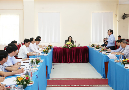 Sáng 21-5, đồng chí Ngô Thị Thanh Hằng, Ủy viên Trung ương Đảng, Phó Bí thư Thường trực Thành ủy, Trưởng ban Chỉ đạo xây dựng và thực hiện Quy chế dân chủ ở cơ sở thành phố Hà Nội đã dẫn đầu Đoàn kiểm tra của Ban Chỉ đạo làm việc với lãnh đạo Huyện ủy Chương Mỹ và Đảng ủy xã Lam Điền (huyện Chương Mỹ).
