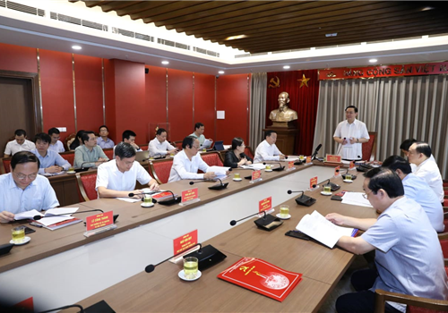 Sáng 23-5, tại Hà Nội, đồng chí Vương Đình Huệ, Ủy viên Bộ Chính trị, Bí thư Thành ủy, Trưởng đoàn đại biểu Quốc hội thành phố Hà Nội chủ trì làm việc với Ban Cán sự đảng Bộ Tài nguyên và Môi trường để giải quyết một số khó khăn, vướng mắc thuộc lĩnh vực bảo vệ môi trường và quản lý đất đai trên địa bàn Hà Nội.