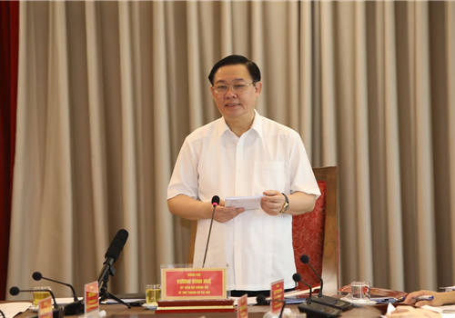 Bí thư Thành ủy Hà Nội Vương Đình Huệ đề nghị, Thành ủy Hà Nội và Ban Cán sự đảng Bộ Tài nguyên và Môi trường sẽ ban hành thông báo chung, trong đó xác định rõ trách nhiệm của Thành phố và Bộ trong giải quyết các khó khăn, vướng mắc, kiến nghị, đề xuất được nêu tại cuộc làm việc. Đồng chí đề nghị, mỗi vấn đề đặt ra phải được phân công rõ người, rõ việc, rõ tiến độ, rõ quy trình, rõ hiệu quả trong quá trình giải quyết; trên cơ sở đó phấn đấu từ nay đến hết năm 2020 tạo ra được chuyển biến rõ rệt về quản lý tài nguyên, môi trường trên địa bàn Thành phố.