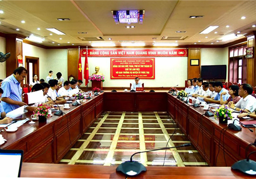 Sáng 27-5, đồng chí Đào Đức Toàn, Phó Bí thư Thành ủy, Trưởng ban Chỉ đạo thực hiện Nghị quyết số 15-NQ/TU, ngày 4-7-2017 của Ban Thường vụ Thành ủy Hà Nội về “Xây dựng tổ chức cơ sở Đảng trong sạch, vững mạnh, củng cố cơ sở Đảng yếu kém; giải quyết các vấn đề phức tạp về an ninh chính trị, trật tự an toàn xã hội trên địa bàn xã, phường, thị trấn thuộc thành phố Hà Nội” đã chủ trì buổi làm việc với tập thể Thường trực Huyện ủy Phúc Thọ và các đơn vị liên quan, nghe báo cáo và giải pháp giải quyết các vụ việc tồn đọng, phức tạp trên địa bàn huyện Phúc Thọ.