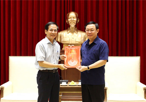 Chiều 29-5, tại trụ sở Thành ủy Hà Nội, đồng chí Vương Đình Huệ, Ủy viên Bộ Chính trị, Bí thư Thành ủy, Trưởng đoàn đại biểu Quốc hội thành phố Hà Nội đã trao Quyết định nghỉ hưu theo chế độ cho đồng chí Nguyễn Quang Huy, Ủy viên Ban Thường vụ Thành ủy, Trưởng ban Nội chính Thành ủy.