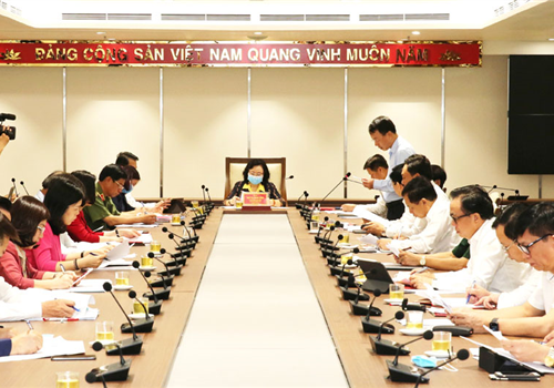 Sáng 05-5, Ban Thường vụ Thành ủy Hà Nội tổ chức Hội nghị quán triệt, triển khai một số nội dung trong công tác lãnh đạo, chỉ đạo Đại hội Đảng bộ các cấp nhiệm kỳ 2020-2025. Đồng chí Ngô Thị Thanh Hằng, Ủy viên Trung ương Đảng, Phó Bí thư Thường trực Thành ủy chủ trì Hội nghị. 