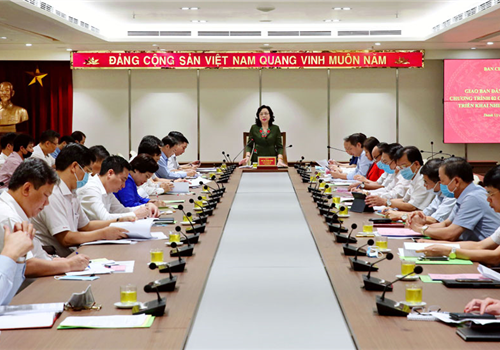 Sáng 07-5, Ban Chỉ đạo Chương trình số 02-CTr/TU của Thành ủy Hà Nội về “Phát triển nông nghiệp, xây dựng nông thôn mới, nâng cao đời sống nông dân giai đoạn 2016-2020” tổ chức Hội nghị giao ban, đánh giá kết quả lãnh đạo, chỉ đạo, tổ chức thực hiện Chương trình số 02 của Thành ủy và Chương trình Mỗi xã một sản phẩm (OCOP) đến hết tháng 4-2020; đồng thời, bàn phương hướng thực hiện nhiệm vụ đến cuối năm 2020. Đồng chí Ngô Thị Thanh Hằng, Ủy viên Trung ương Đảng, Phó Bí thư Thường trực Thành ủy chủ trì Hội nghị.


