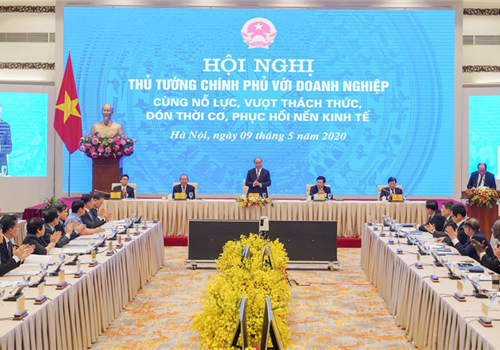 Sáng 09-5, Ủy viên Bộ Chính trị, Thủ tướng Chính phủ Nguyễn Xuân Phúc đã chủ trì Hội nghị trực tuyến "Thủ tướng Chính phủ với doanh nghiệp cùng nỗ lực, vượt thách thức, đón thời cơ, phục hồi nền kinh tế", nhằm tháo gỡ khó khăn, thúc đẩy sản xuất, kinh doanh, tái khởi động nền kinh tế ứng phó với dịch Covid-19. Cùng chủ trì tại điểm cầu Trung tâm Hội nghị quốc tế (số 11 Lê Hồng Phong, quận Ba Đình, thành phố Hà Nội) có các Ủy viên Bộ Chính trị: Phó Thủ tướng Thường trực Chính phủ Trương Hòa Bình, Phó Thủ tướng Chính phủ - Bộ trưởng Bộ Ngoại giao Phạm Bình Minh; các Ủy viên Trung ương Đảng, Phó Thủ tướng Chính phủ Vũ Đức Đam, Trịnh Đình Dũng. Dự Hội nghị tại điểm cầu thành phố Hà Nội có Ủy viên Bộ Chính trị, Bí thư Thành ủy, Trưởng đoàn đại biểu Quốc hội thành phố Hà Nội Vương Đình Huệ; Ủy viên Trung ương Đảng, Phó Bí thư Thành ủy, Chủ tịch UBND Thành phố Nguyễn Đức Chung.
