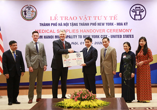 Ngày 01-6, UBND thành phố Hà Nội tổ chức Lễ trao vật tư y tế tặng thành phố New York (Hoa Kỳ) để hỗ trợ công tác phòng, chống dịch Covid-19. Tham dự buổi Lễ về phía các cơ quan Trung ương có: Ủy viên Trung ương Đảng, Thứ trưởng Bộ Ngoại giao Lê Hoài Trung; Chủ tịch Liên hiệp các tổ chức hữu nghị Việt Nam Nguyễn Phương Nga. Về phía thành phố Hà Nội có: Ủy viên Trung ương Đảng, Phó Bí thư Thành ủy, Chủ tịch UBND Thành phố Nguyễn Đức Chung; Phó Chủ tịch Ủy ban Trung ương Mặt trận Tổ quốc Việt Nam, Ủy viên Ban Thường vụ Thành ủy, Chủ tịch Ủy ban Mặt trận Tổ quốc Việt Nam Thành phố Nguyễn Lan Hương.