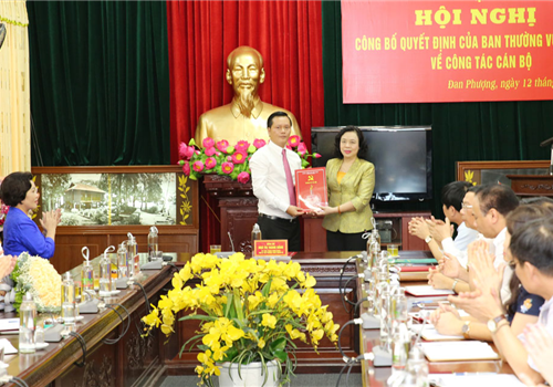 Chiều 12-6, tại Huyện ủy Đan Phượng, đồng chí Ngô Thị Thanh Hằng, Ủy viên Trung ương Đảng, Phó Bí thư Thường trực Thành ủy Hà Nội chủ trì Hội nghị công bố Quyết định của Ban Thường vụ Thành ủy về công tác cán bộ.