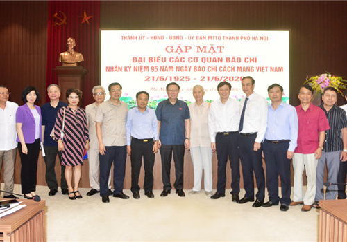 Chiều 16-6, Thành ủy, HĐND, UBND và Ủy ban Mặt trận Tổ quốc Việt Nam thành phố Hà Nội tổ chức buổi gặp mặt đại biểu các cơ quan thông tấn, báo chí nhân kỷ niệm 95 năm Ngày Báo chí cách mạng Việt Nam (21/6/1925-21/6/2020). Các đồng chí: Vương Đình Huệ, Ủy viên Bộ Chính trị, Bí thư Thành ủy, Trưởng đoàn đại biểu Quốc hội thành phố Hà Nội; Đào Đức Toàn, Phó Bí thư Thành ủy; Nguyễn Văn Sửu, Ủy viên Ban Thường vụ Thành ủy, Phó Chủ tịch Thường trực UBND thành phố; Phùng Thị Hồng Hà, Phó Chủ tịch HĐND thành phố chủ trì buổi gặp mặt.