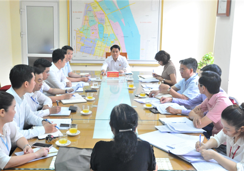 Sáng 16-6, thực hiện lịch tiếp công dân của đại biểu HĐND thành phố Hà Nội, Ủy viên Trung ương Đảng, Phó Bí thư Thành ủy, Chủ tịch UBND thành phố Hà Nội Nguyễn Đức Chung đã tiếp công dân định kỳ tại trụ sở HĐND, UBND quận Hoàn Kiếm.