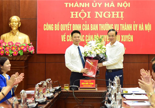 Sáng 16-6, tại Huyện ủy Phú Xuyên, đồng chí Đào Đức Toàn, Phó Bí thư Thành ủy Hà Nội chủ trì Hội nghị công bố Quyết định của Ban Thường vụ Thành ủy về công tác cán bộ. Dự Hội nghị có Ủy viên Ban Thường vụ Thành ủy, Trưởng ban Dân vận Thành ủy Nguyễn Thị Tuyến.
