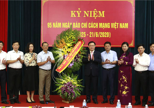 Sáng 17-6, nhân kỷ niệm 95 năm Ngày Báo chí Cách mạng Việt Nam (21/6/1925-21/6/2020), đồng chí Vương Đình Huệ, Ủy viên Bộ Chính trị, Bí thư Thành ủy, Trưởng đoàn đại biểu Quốc hội thành phố Hà Nội đến thăm, chúc mừng Đài Phát thanh và Truyền hình Hà Nội.