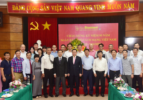 Sáng 17-6, nhân kỷ niệm 95 năm Ngày Báo chí Cách mạng Việt Nam (21/6/1925-21/6/2020), đồng chí Vương Đình Huệ, Ủy viên Bộ Chính trị, Bí thư Thành ủy, Trưởng đoàn đại biểu Quốc hội thành phố Hà Nội đến thăm, chúc mừng Báo Hànộimới. Cùng tới thăm Báo Hànộimới còn có Ủy viên Ban Thường vụ Thành ủy, Trưởng ban Tổ chức Thành ủy Vũ Đức Bảo; Phó Chủ tịch UBND thành phố Ngô Văn Quý.