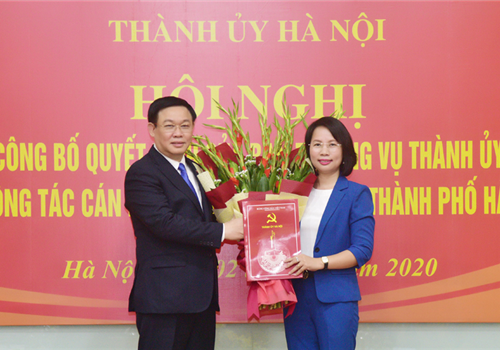 Chiều 02-6, Ủy viên Bộ Chính trị, Bí thư Thành ủy, Trưởng đoàn Đại biểu Quốc hội thành phố Hà Nội Vương Đình Huệ chủ trì Hội nghị công bố Quyết định của Ban Thường vụ Thành ủy về công tác cán bộ tại Liên đoàn Lao động thành phố Hà Nội và làm việc với Ban Thường vụ Liên đoàn Lao động thành phố về kết quả thực hiện nhiệm vụ 5 tháng đầu năm 2020 ; lắng nghe đề xuất, kiến nghị của tổ chức Công đoàn Thủ đô về nhiệm vụ trong thời gian tới.