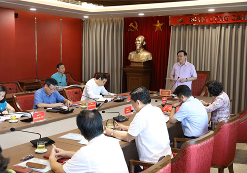 Sáng 02-6, làm việc với Ban Thường vụ Đảng ủy Khối các trường đại học, cao đẳng Hà Nội, đồng chí Vương Đình Huệ, Ủy viên Bộ Chính trị, Bí thư Thành ủy, Trưởng đoàn đại biểu Quốc hội thành phố Hà Nội nhấn mạnh, công tác chỉ đạo tổ chức Đại hội, nhất là công tác nhân sự, phải được thực hiện quyết liệt, đúng nguyên tắc, không nể nang, hữu khuynh... Tham dự buổi làm việc có Ủy viên Trung ương Đảng, Phó Bí thư Thường trực Thành ủy Ngô Thị Thanh Hằng; Phó Bí thư Thành ủy Đào Đức Toàn.