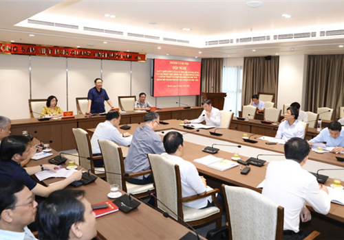 Sáng 23-6, Thành ủy Hà Nội tổ chức hội nghị lấy ý kiến góp ý của các ban, bộ, ngành, Mặt trận Tổ quốc và các tổ chức chính trị - xã hội Trung ương vào Dự thảo Báo cáo chính trị Đại hội đại biểu lần thứ XVII Đảng bộ thành phố nhiệm kỳ 2020-2025. Chủ trì Hội nghị có các đồng chí: Vương Đình Huệ, Ủy viên Bộ Chính trị, Bí thư Thành ủy, Trưởng đoàn đại biểu Quốc hội thành phố, Trưởng Tiểu ban Văn kiện Đại hội đại biểu lần thứ XVII Đảng bộ Thành phố; Ngô Thị Thanh Hằng, Ủy viên Trung ương Đảng, Phó Bí thư Thường trực Thành ủy, Phó Trưởng Tiểu ban - Trưởng ban Biên tập Văn kiện Đại hội đại biểu lần thứ XVII Đảng bộ Thành phố.