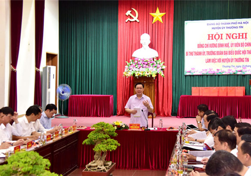 Sáng 25-6, làm việc với Huyện ủy Thường Tín, đồng chí Vương Đình Huệ, Ủy viên Bộ Chính trị, Bí thư Thành ủy, Trưởng đoàn đại biểu Quốc hội thành phố Hà Nội cho biết, quá trình phát triển thành phố đang có biểu hiện mất cân đối giữa phía Bắc và phía Nam, trong đó, huyện Thường Tín có nguy cơ trở thành “vùng trũng”. Thành phố sẽ bàn cùng huyện để xác định cụ thể kế hoạch 5 năm tới, thúc đẩy Thường Tín phát triển sôi động.  