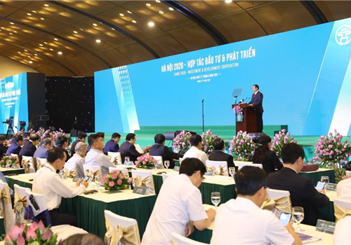Sáng 27-6, Hội nghị “Hà Nội 2020 - Hợp tác Đầu tư và Phát triển” do thành phố Hà Nội tổ chức chính thức khai mạc tại Trung tâm Hội nghị Quốc gia (số 1, Đại lộ Thăng Long, Mễ Trì, quận Nam Từ Liêm). Hội nghị là minh chứng cho quyết tâm của Hà Nội không chỉ tiên phong, gương mẫu và chiến thắng trong cuộc chiến chống Covid-19, mà còn tiên phong, gương mẫu và quyết tâm chiến thắng trên mặt trận phục hồi và phát triển kinh tế. Dự Hội nghị có Ủy viên Bộ Chính trị, Thủ tướng Chính phủ Nguyễn Xuân Phúc; Ủy viên Bộ Chính trị, Phó Thủ tướng Chính phủ, Bộ trưởng Bộ Ngoại giao Phạm Bình Minh. Đại biểu thành phố Hà Nội có các đồng chí: Vương Đình Huệ, Ủy viên Bộ Chính trị, Bí thư Thành ủy, Trưởng đoàn đại biểu Quốc hội Thành phố; Ngô Thị Thanh Hằng, Ủy viên Trung ương Đảng, Phó Bí thư Thường trực Thành ủy; Nguyễn Đức Chung, Ủy viên Trung ương Đảng, Phó Bí thư Thành ủy, Chủ tịch UBND Thành phố; Nguyễn Thị Bích Ngọc, Phó Bí thư Thành ủy, Chủ tịch HĐND Thành phố; Đào Đức Toàn, Phó Bí thư Thành ủy; các Ủy viên Ban Thường vụ Thành ủy.