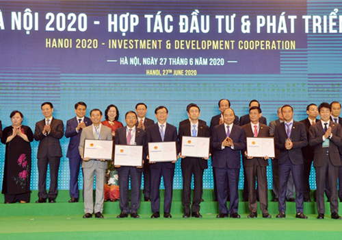 Sáng 27-6, Hội nghị “Hà Nội 2020 - Hợp tác Đầu tư và Phát triển” do thành phố Hà Nội tổ chức chính thức khai mạc tại Trung tâm Hội nghị Quốc gia (số 1, Đại lộ Thăng Long, Mễ Trì, quận Nam Từ Liêm). Hội nghị là minh chứng cho quyết tâm của Hà Nội không chỉ tiên phong, gương mẫu và chiến thắng trong cuộc chiến chống Covid-19, mà còn tiên phong, gương mẫu và quyết tâm chiến thắng trên mặt trận phục hồi và phát triển kinh tế. Dự Hội nghị có Ủy viên Bộ Chính trị, Thủ tướng Chính phủ Nguyễn Xuân Phúc; Ủy viên Bộ Chính trị, Phó Thủ tướng Chính phủ, Bộ trưởng Bộ Ngoại giao Phạm Bình Minh. Đại biểu thành phố Hà Nội có các đồng chí: Vương Đình Huệ, Ủy viên Bộ Chính trị, Bí thư Thành ủy, Trưởng đoàn đại biểu Quốc hội Thành phố; Ngô Thị Thanh Hằng, Ủy viên Trung ương Đảng, Phó Bí thư Thường trực Thành ủy; Nguyễn Đức Chung, Ủy viên Trung ương Đảng, Phó Bí thư Thành ủy, Chủ tịch UBND Thành phố; Nguyễn Thị Bích Ngọc, Phó Bí thư Thành ủy, Chủ tịch HĐND Thành phố; Đào Đức Toàn, Phó Bí thư Thành ủy; các Ủy viên Ban Thường vụ Thành ủy.