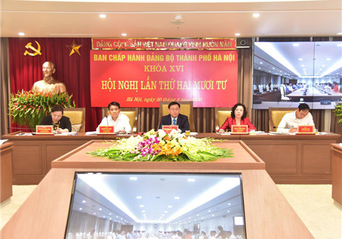 Sáng 30-6, tại trụ sở Thành ủy Hà Nội, Ban Chấp hành Đảng bộ thành phố Hà Nội khóa XVI tiến hành Hội nghị lần thứ hai mươi tư, xem xét, thông qua một số nội dung quan trọng. Chủ trì Hội nghị có các đồng chí: Vương Đình Huệ, Ủy viên Bộ Chính trị, Bí thư Thành ủy, Trưởng đoàn đại biểu Quốc hội Thành phố; Ngô Thị Thanh Hằng, Ủy viên Trung ương Đảng, Phó Bí thư Thường trực Thành ủy; Nguyễn Đức Chung, Ủy viên Trung ương Đảng, Phó Bí thư Thành ủy, Chủ tịch UBND Thành phố; Nguyễn Thị Bích Ngọc, Phó Bí thư Thành ủy, Chủ tịch HĐND Thành phố; Đào Đức Toàn, Phó Bí thư Thành ủy.