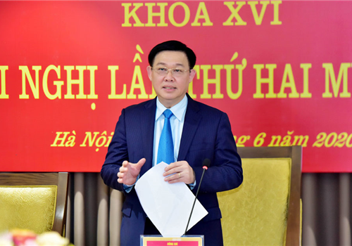 Phát biểu bế mạc Hội nghị lần thứ hai mươi tư, Ban Chấp hành Đảng bộ thành phố Hà Nội khóa XVI, đồng chí Vương Đình Huệ, Ủy viên Bộ Chính trị, Bí thư Thành ủy, Trưởng đoàn đại biểu Quốc hội thành phố Hà Nội khẳng định, thực tiễn sinh động của Thành phố từ đầu năm đến nay cho thấy bài học kinh nghiệm quý báu là: Dù khó khăn đến mấy, nhưng với ý chí kiên định, sáng tạo trong chỉ đạo, điều hành của cấp ủy và chính quyền các cấp, với sự đồng thuận của nhân dân cùng sự vào cuộc đồng bộ mạnh mẽ, trách nhiệm của cả hệ thống chính trị, chúng ta đã vượt qua, tạo nên những tiền đề thuận lợi để hoàn thành các nhiệm vụ, mục tiêu.