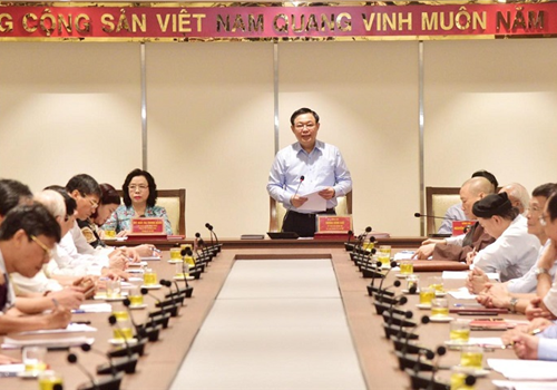 Sáng 05-6, Thành ủy Hà Nội tổ chức Hội nghị lấy ý kiến góp ý của đại diện văn nghệ sĩ, các nhà khoa học, trí thức, chức sắc tôn giáo; Bí thư Đảng ủy, hiệu trưởng các trường đại học, cao đẳng, học viện trên địa bàn Hà Nội vào Dự thảo văn kiện Đại hội đại biểu lần thứ XVII Đảng bộ thành phố Hà Nội nhiệm kỳ 2020-2025. Chủ trì Hội nghị có các đồng chí: Vương Đình Huệ, Ủy viên Bộ Chính trị, Bí thư Thành ủy, Trưởng đoàn đại biểu Quốc hội thành phố Hà Nội, Trưởng Tiểu ban Văn kiện Đại hội đại biểu lần thứ XVII Đảng bộ Thành phố; Ngô Thị Thanh Hằng, Ủy viên Trung ương Đảng, Phó Bí thư Thường trực Thành ủy, Phó Trưởng tiểu ban Văn kiện, Trưởng ban Biên tập Văn kiện Đại hội đại biểu lần thứ XVII Đảng bộ Thành phố; Nguyễn Văn Phong, Ủy viên Ban Thường vụ Thành ủy, Trưởng ban Tuyên giáo Thành ủy, Tổ trưởng Tổ Thư ký - Giúp việc Ban Biên tập Văn kiện Đại hội đại biểu lần thứ XVII Đảng bộ Thành phố.