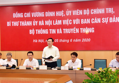 Chiều 05-6, đồng chí Vương Đình Huệ, Ủy viên Bộ Chính trị, Bí thư Thành ủy, Trưởng đoàn đại biểu Quốc hội thành phố Hà Nội đã làm việc với Ban Cán sự đảng Bộ Thông tin và Truyền thông về kết quả triển khai các nội dung tại Biên bản ghi nhớ giữa Bộ Thông tin và Truyền thông với UBND thành phố Hà Nội về hợp tác phát triển thông tin và truyền thông; giải quyết các vấn đề khó khăn, vướng mắc và đề xuất các nội dung cần thúc đẩy triển khai trong năm 2020 và những năm tiếp theo. Phát biểu kết luận, Bí thư Thành ủy Vương Đình Huệ nhấn mạnh, Hà Nội có tiềm năng lớn về lĩnh vực công nghệ thông tin và truyền thông song vẫn chưa phát huy hết thế mạnh vốn có. Kết quả buổi thảo luận hôm nay sẽ là nền tảng để xây dựng chính quyền điện tử theo hướng ngày càng tinh gọn, hiệu quả và tiến tới xây dựng chính quyền số, đô thị thông minh.