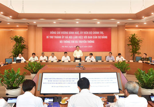 Chiều 05-6, đồng chí Vương Đình Huệ, Ủy viên Bộ Chính trị, Bí thư Thành ủy, Trưởng đoàn đại biểu Quốc hội thành phố Hà Nội đã làm việc với Ban Cán sự đảng Bộ Thông tin và Truyền thông về kết quả triển khai các nội dung tại Biên bản ghi nhớ giữa Bộ Thông tin và Truyền thông với UBND thành phố Hà Nội về hợp tác phát triển thông tin và truyền thông; giải quyết các vấn đề khó khăn, vướng mắc và đề xuất các nội dung cần thúc đẩy triển khai trong năm 2020 và những năm tiếp theo. Đồng chí Nguyễn Mạnh Hùng, Ủy viên Trung ương Đảng, Bí thư Ban Cán sự đảng, Bộ trưởng Bộ Thông tin và Truyền thông; đồng chí: Nguyễn Đức Chung, Ủy viên Trung ương Đảng, Phó Bí thư Thành ủy, Chủ tịch UBND Thành phố dự Hội nghị.