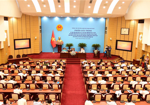 Sáng 05-6, Thường trực HĐND thành phố Hà Nội tổ chức phiên giải trình về tình hình thực hiện Nghị quyết số 14/2018/NQ-HĐND của HĐND Thành phố về kết quả giải quyết kiến nghị cử tri; kết quả thực hiện các quyết định giải quyết khiếu nại, thông báo kết luận tố cáo đã có hiệu lực pháp luật trên địa bàn Thành phố. Dự phiên giải trình có các đồng chí: Nguyễn Đức Chung, Ủy viên Trung ương Đảng, Phó Bí thư Thành ủy, Chủ tịch UBND Thành phố; Nguyễn Thị Bích Ngọc, Phó Bí thư Thành ủy, Chủ tịch HĐND Thành phố; Đào Đức Toàn, Phó Bí thư Thành ủy; Nguyễn Lan Hương, Phó Chủ tịch Ủy ban Trung ương Mặt trận Tổ quốc Việt Nam không chuyên trách, Ủy viên Ban Thường vụ Thành ủy, Chủ tịch Ủy ban Mặt trận Tổ quốc Việt Nam Thành phố.
