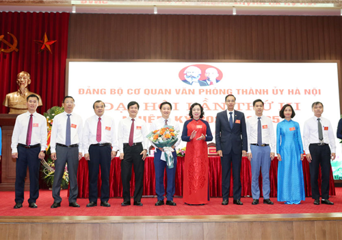 Sáng 06-6, Đảng bộ cơ quan Văn phòng Thành ủy Hà Nội đã tổ chức Đại hội lần thứ III, nhiệm kỳ 2020-2025. Dự Đại hội có các đồng chí: Ngô Thị Thanh Hằng, Ủy viên Trung ương Đảng, Phó Bí thư Thường trực Thành ủy Hà Nội; Đào Đức Toàn, Phó Bí thư Thành ủy Hà Nội; Nguyễn Doãn Hoàn, Bí thư Đảng ủy Khối các cơ quan Thành phố.