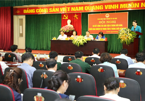 Sáng 08-6, Ban Dân vận Thành ủy Hà Nội tổ chức Hội nghị sơ kết công tác dân vận 6 tháng đầu năm, triển khai nhiệm vụ 6 tháng cuối năm 2020. Dự Hội nghị có Ủy viên Trung ương Đảng, Phó Bí thư Thường trực Thành ủy Hà Nội Ngô Thị Thanh Hằng; các Ủy viên Ban Thường vụ Thành ủy: Trưởng ban Dân vận Thành ủy Nguyễn Thị Tuyến, Phó Chủ tịch Thường trực UBND Thành phố Nguyễn Văn Sửu.