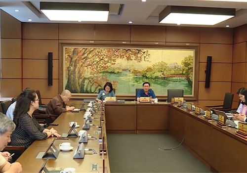 Chiều 09-6, thảo luận tại tổ về dự án Luật Cư trú sửa đổi, nhiều đại biểu Quốc hội tán thành sự cần thiết ban hành dự án luật nhằm tạo hành lang pháp lý bảo đảm tốt hơn việc thực hiện quyền tự do cư trú của công dân. Đồng chí Vương Đình Huệ, Uỷ viên Bộ Chính trị, Bí thư Thành uỷ, Trưởng đoàn đại biểu Quốc hội thành phố Hà Nội chủ trì thảo luận tại Tổ đại biểu Quốc hội thành phố Hà Nội.
