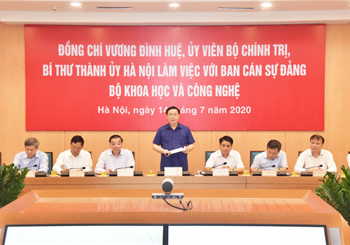 Chiều 14-7, tại Hà Nội, đồng chí Vương Đình Huệ, Ủy viên Bộ Chính trị, Bí thư Thành ủy, Trưởng đoàn đại biểu Quốc hội thành phố Hà Nội chủ trì làm việc với Ban Cán sự Đảng Bộ Khoa học và Công nghệ về kết quả phối hợp công tác giữa Bộ Khoa học và Công nghệ và UBND thành phố Hà Nội; các cơ chế, chính sách và vấn đề lớn trong lĩnh vực khoa học, công nghệ của thành phố Hà Nội; các vấn đề khó khăn, vướng mắc liên quan. Tham dự buổi làm việc có Ủy viên Trung ương Đảng, Bí thư Ban Cán sự Đảng, Bộ trưởng Bộ Khoa học và Công nghệ Chu Ngọc Anh; Ủy viên Trung ương Đảng, Phó Bí thư Thành ủy, Bí thư Ban Cán sự Đảng, Chủ tịch UBND Thành phố Hà Nội Nguyễn Đức Chung.