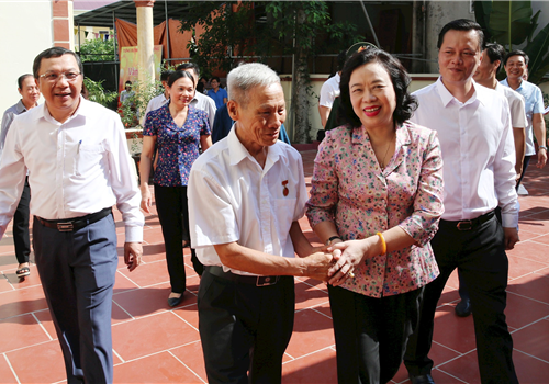Nhân kỷ niệm 73 năm Ngày Thương binh - Liệt sĩ (27/7/1947-27/7/2020), sáng 22-7, Ủy viên Trung ương Đảng, Phó Bí thư Thường trực Thành ủy Hà Nội Ngô Thị Thanh Hằng đã thăm, tặng quà hai gia đình thương binh, bệnh binh ở huyện Đan Phượng.