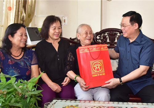 Chiều 23-7, nhân kỷ niệm 73 năm Ngày Thương binh - Liệt sĩ (27/7/1947-27/7/2020), đồng chí Vương Đình Huệ, Ủy viên Bộ Chính trị, Bí thư Thành ủy, Trưởng đoàn đại biểu Quốc hội thành phố Hà Nội đã đến thăm, tặng quà một số gia đình thương binh, liệt sĩ trên địa bàn quận Ba Đình. Cùng đi có các Ủy viên Ban Thường vụ Thành ủy: Phó Chủ tịch Uỷ ban Trung ương Mặt trận Tổ quốc Việt Nam không chuyên trách, Chủ tịch Ủy ban Mặt trận Tổ quốc Việt Nam Thành phố Nguyễn Lan Hương, Trưởng ban Tuyên giáo Thành ủy Nguyễn Văn Phong.