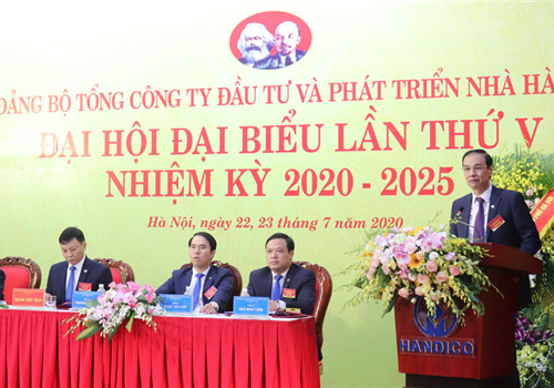 Sáng 23-7, Đại hội đại biểu Đảng bộ Tổng công ty Đầu tư và Phát triển nhà Hà Nội (HANDICO) lần thứ V, nhiệm kỳ 2020-2025, tiến hành phiên chính thức. Dự Đại hội có các đồng chí: Phó Bí thư Thành ủy Hà Nội Đào Đức Toàn; Ủy viên Ban Thường vụ Thành ủy, Phó Chủ tịch Thường trực HĐND Thành phố Nguyễn Ngọc Tuấn; Phó Chủ tịch UBND Thành phố Nguyễn Thế Hùng; đại diện lãnh đạo các ban Đảng Thành ủy.