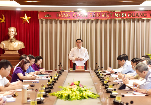 Sáng 24-7, Thành ủy Hà Nội tổ chức Hội nghị lấy ý kiến góp ý của Văn phòng Trung ương Đảng, các ban Đảng Trung ương và Hội đồng Lý luận Trung ương vào Dự thảo Báo cáo chính trị Đại hội đại biểu lần thứ XVII Đảng bộ Thành phố nhiệm kỳ 2020-2025. Đồng chí Vương Đình Huệ, Ủy viên Bộ Chính trị, Bí thư Thành ủy, Trưởng đoàn đại biểu Quốc hội thành phố, Trưởng Tiểu ban Văn kiện Đại hội đại biểu lần thứ XVII Đảng bộ thành phố chủ trì Hội nghị. Tới dự có đồng chí Nguyễn Xuân Thắng, Bí thư Trung ương Đảng, Chủ tịch Hội đồng Lý luận Trung ương, Giám đốc Học viện Chính trị quốc gia Hồ Chí Minh; các Ủy viên Trung ương Đảng, Phó Chánh Văn phòng Trung ương Đảng, Phó Trưởng các ban Đảng Trung ương, Phó Chủ tịch Hội đồng Lý luận Trung ương... Đại biểu thành phố Hà Nội có đồng chí Ngô Thị Thanh Hằng, Ủy viên Trung ương Đảng, Phó Bí thư Thường trực Thành ủy, Phó Trưởng Tiểu ban - Trưởng ban Biên tập Văn kiện Đại hội đại biểu lần thứ XVII Đảng bộ thành phố; các Ủy viên Ban Thường vụ Thành ủy.