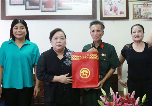 Chiều 24-7, Phó Bí thư Thành ủy, Chủ tịch HĐND thành phố Hà Nội Nguyễn Thị Bích Ngọc đã đến thăm, tặng quà các gia đình chính sách tại quận Hà Đông, nhân dịp kỷ niệm 73 năm Ngày Thương binh - Liệt sĩ (27/7/1947-27/7/2020). Cùng đi có đại diện lãnh đạo các sở, ngành của thành phố và quận Hà Đông.