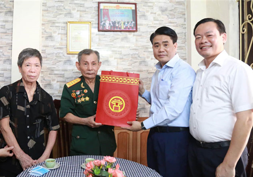 Sáng 26-7, nhân kỷ niệm 73 năm Ngày Thương binh - Liệt sĩ (27/7/1947-27/7/2020), Ủy viên Trung ương Đảng, Phó Bí thư Thành ủy, Chủ tịch UBND thành phố Hà Nội Nguyễn Đức Chung đã đến thăm, tặng quà một số gia đình chính sách tiêu biểu tại địa bàn quận Cầu Giấy.