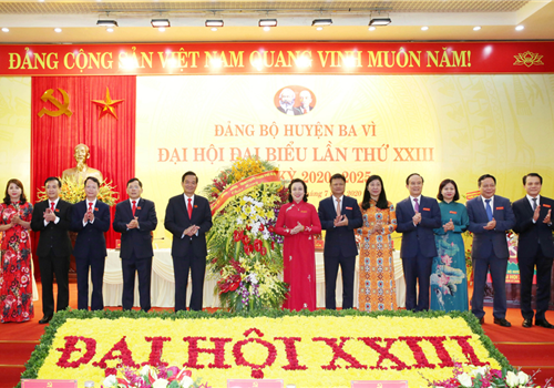 Sáng 29-7, Đại hội đại biểu lần thứ XXIII Đảng bộ huyện Ba Vì, nhiệm kỳ 2020-2025 tiến hành phiên chính thức. Tới dự Đại hội có Ủy viên Trung ương Đảng, Phó Bí thư Thường trực Thành ủy Hà Nội Ngô Thị Thanh Hằng; Phó Chủ tịch Uỷ ban Trung ương Mặt trận Tổ quốc Việt Nam không chuyên trách, Ủy viên Ban Thường vụ Thành ủy, Chủ tịch Ủy ban Mặt trận Tổ quốc Việt Nam Thành phố Nguyễn Lan Hương; các đồng chí Uỷ viên Ban Thường vụ Thành uỷ, Chủ nhiệm Ủy ban Kiểm tra Thành ủy Hoàng Trọng Quyết, Trưởng ban Tổ chức Thành ủy Vũ Đức Bảo, Trưởng ban Tuyên giáo Thành ủy Nguyễn Văn Phong, Trưởng ban Dân vận Thành ủy Nguyễn Thị Tuyến, Phó Chủ tịch Thường trực HĐND Thành phố Nguyễn Ngọc Tuấn…